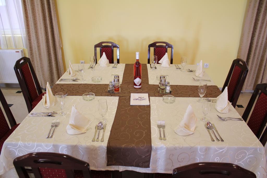Hotel Feniks Пожаревац Экстерьер фото